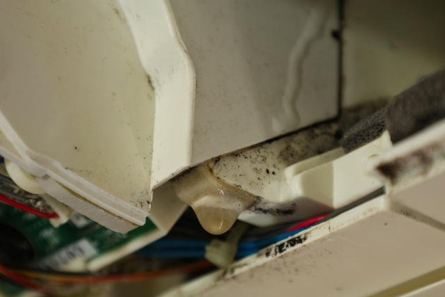 エアコンから水漏れ！原因・応急処置・根本的な解決方法を徹底解説